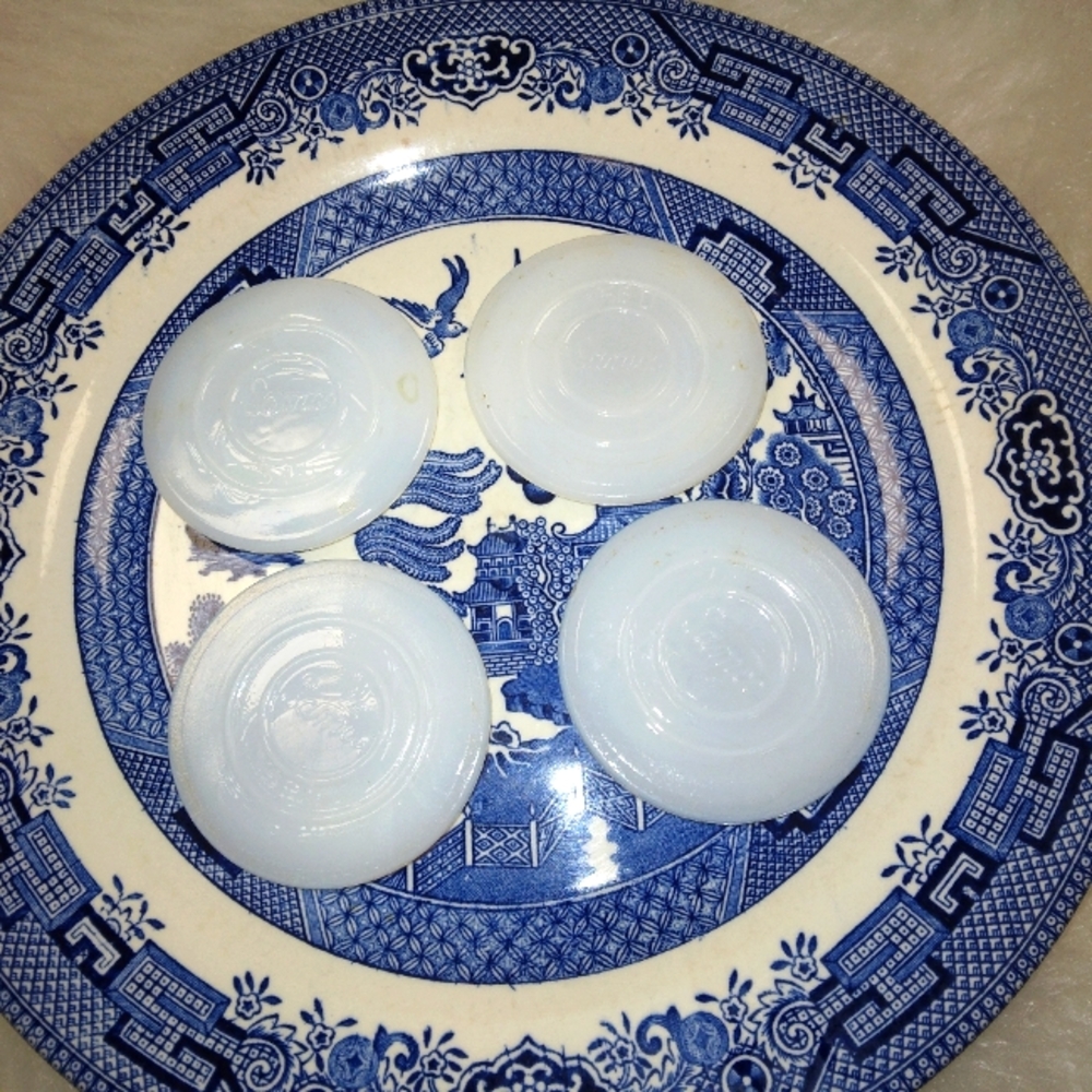 MASON JAR 4 Sana milk glass zinc lid inserts, no chips or cracks.